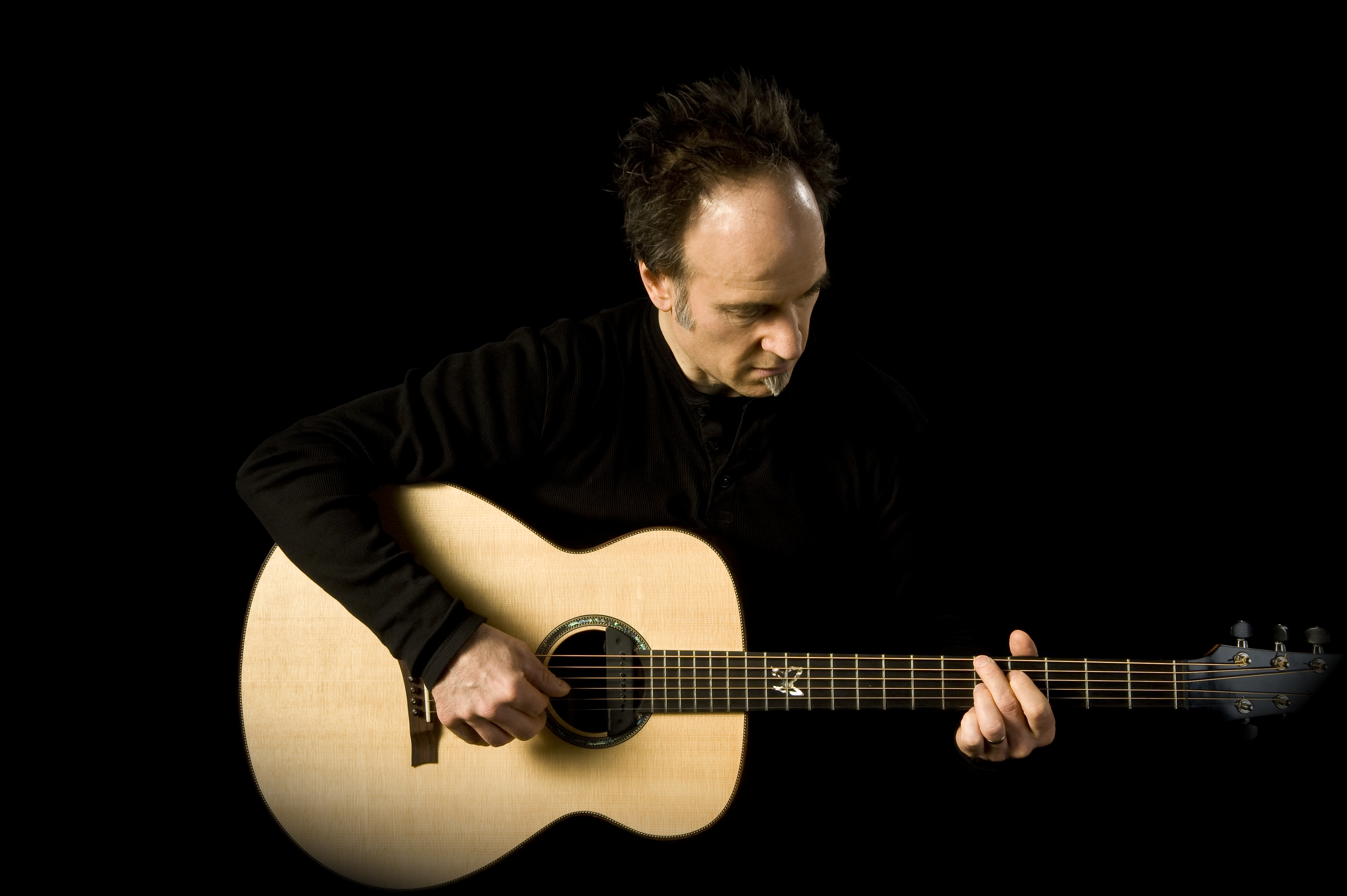 Homesick Mac playing his signature Sandén Baritone guitar