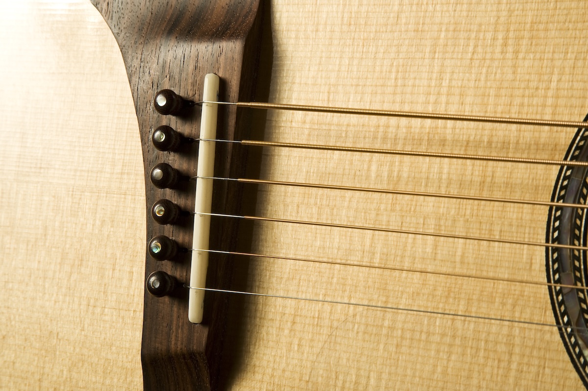 Baritone guitar bridge — contact core strings